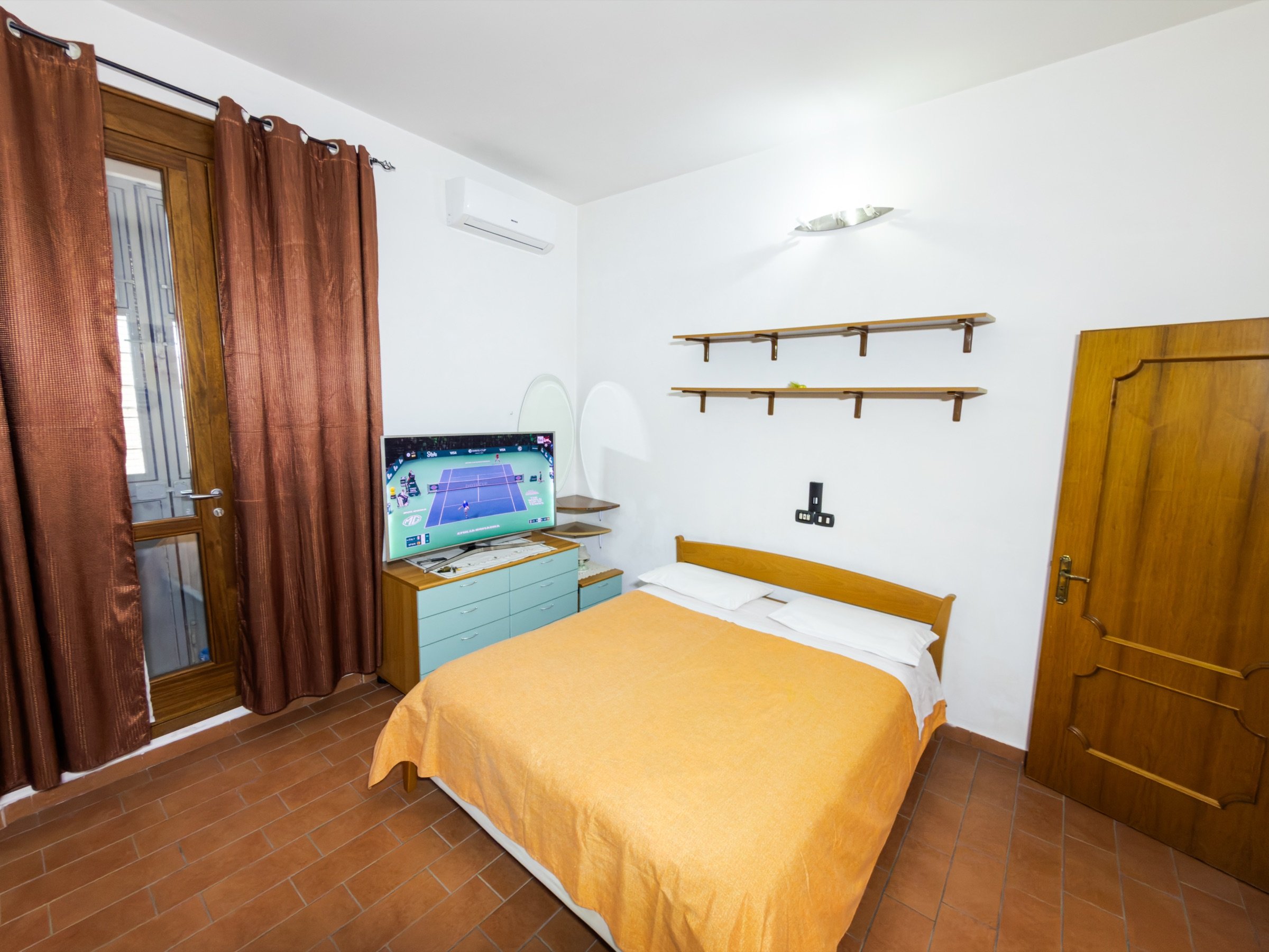 Camera da letto con letto matrimoniale e TV